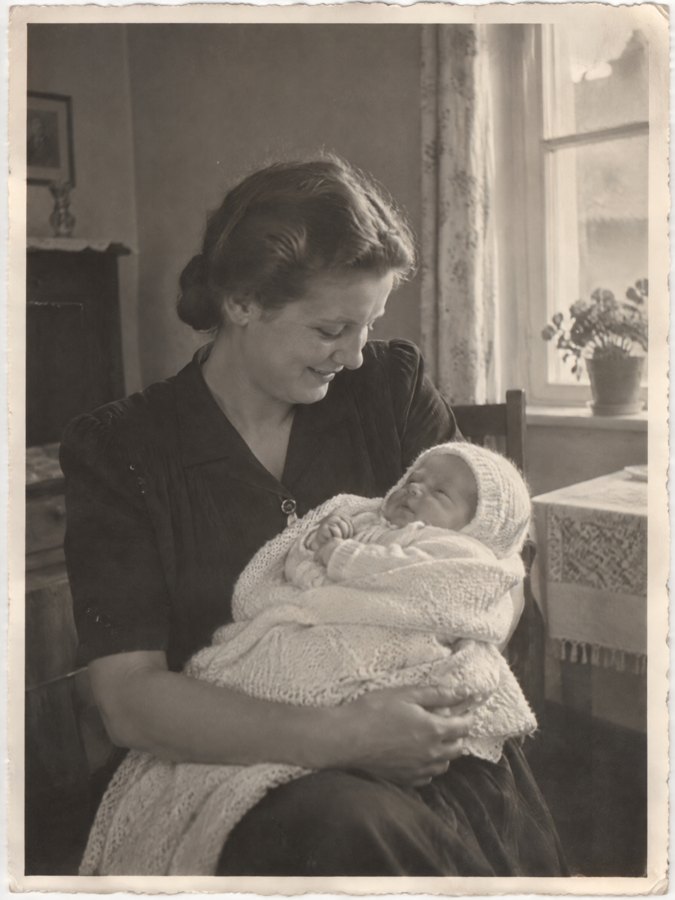 Margarete als Neugeborene mit ihrer Mutter, 1949